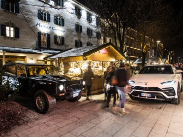 Lamborghini Urus i LM002 w świątecznym konwoju